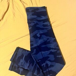Athleta leggings medium 7/8 leggings. No pulling. Black camouflage color